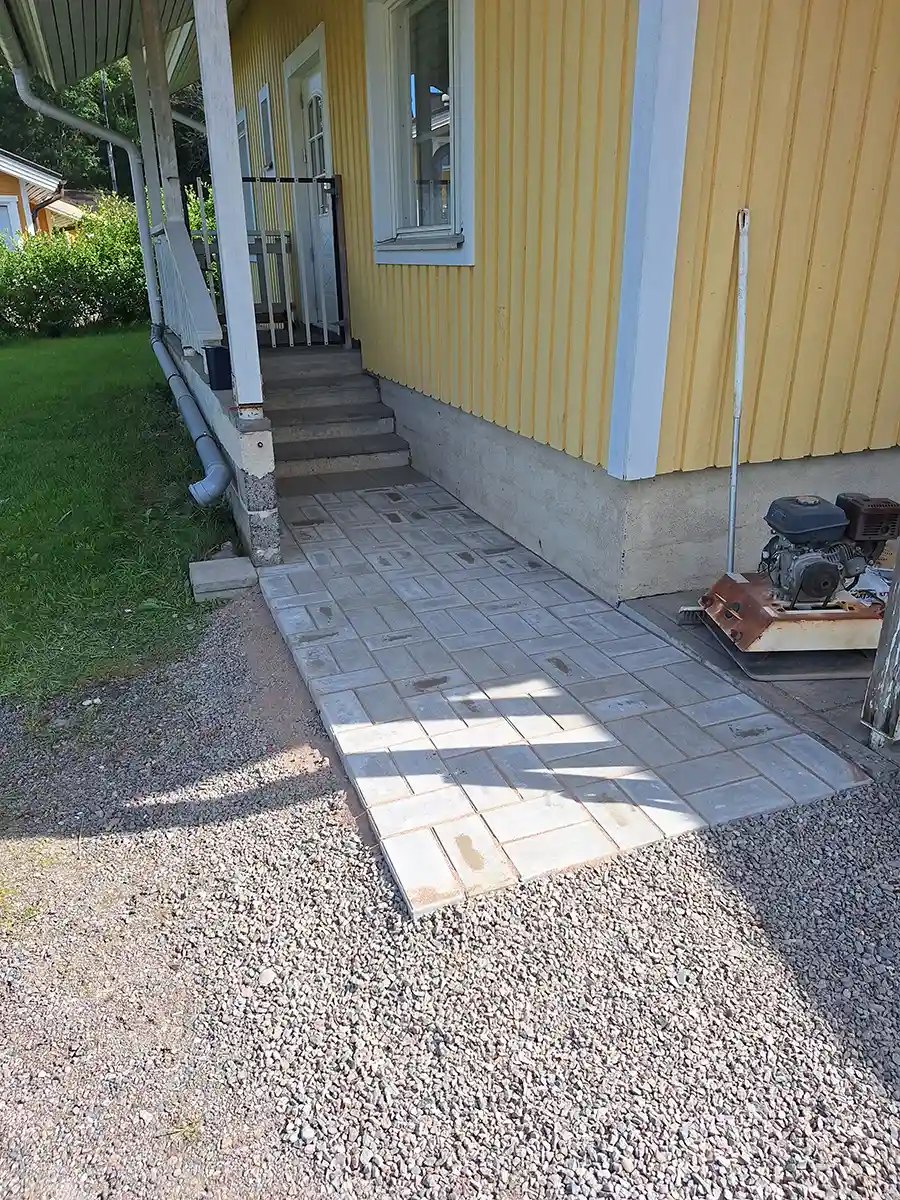 Portaikon edusta laatoituksen jälkeen