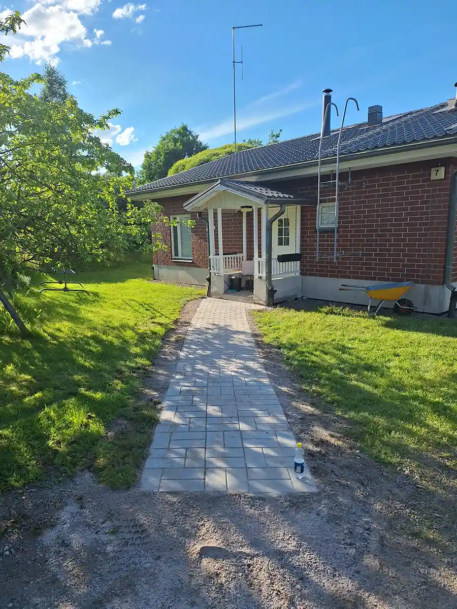 Pihatie laatoituksen jälkeen